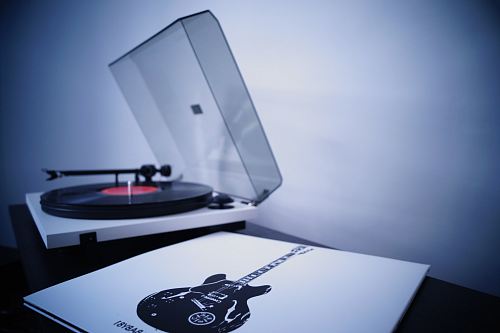 white and black vinyl turntable